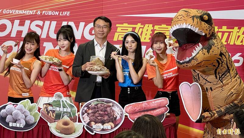 Mingo及Fubon Angels啦啦隊紅髮安娜、維心、潔潔也一起品嚐港都美食。（記者林岳甫攝）