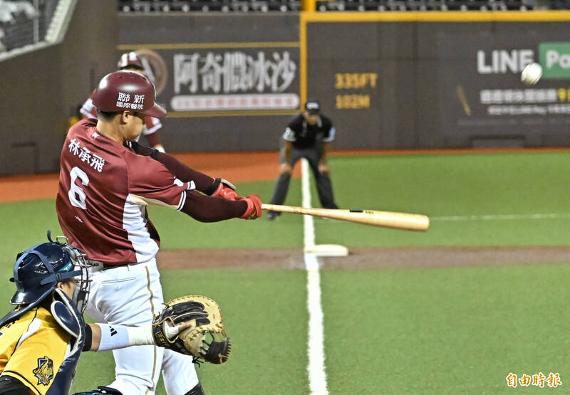 中信兄弟今天對上樂天桃猿的2局上，中外野突然閃爍燈光，主審林金達立即喊暫停。（記者陳志曲攝）