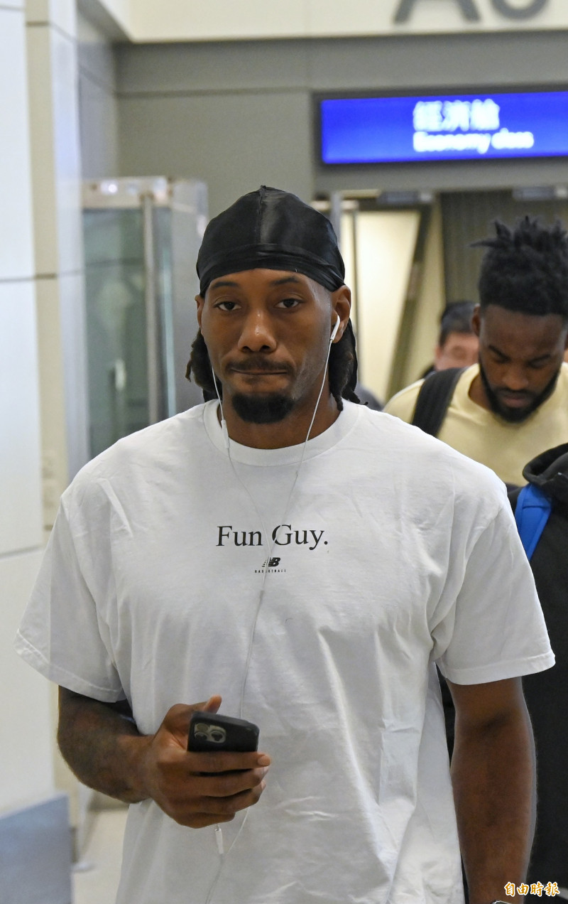 快艇球星雷納德29日下午抵台，在桃園機場受到球迷熱烈歡迎。（記者劉信德攝）