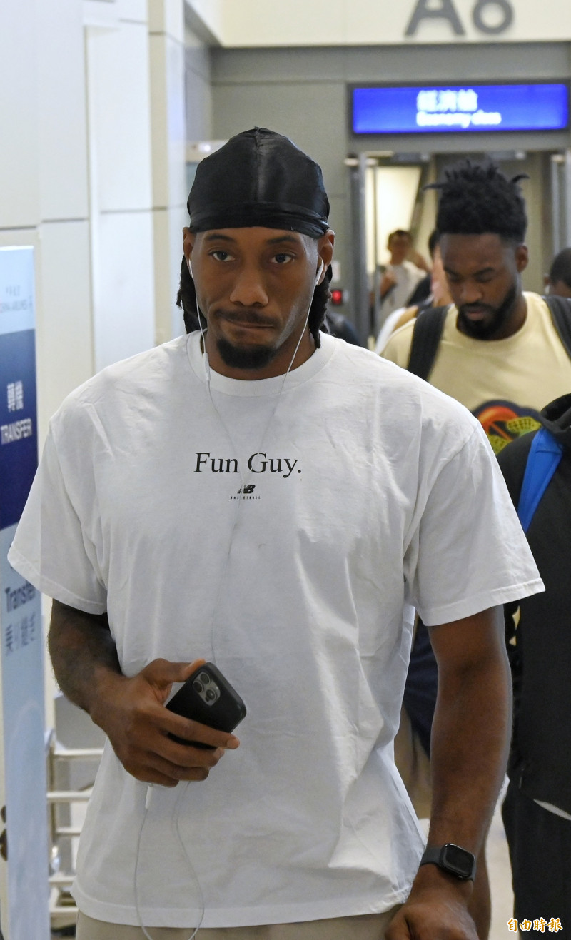 快艇球星雷納德29日下午抵台，在桃園機場受到球迷熱烈歡迎。（記者劉信德攝）