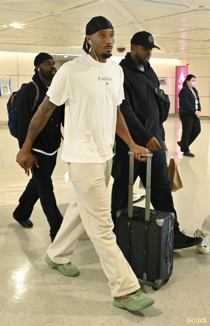 快艇球星雷納德29日下午抵台，在桃園機場受到球迷熱烈歡迎。（記者劉信德攝）