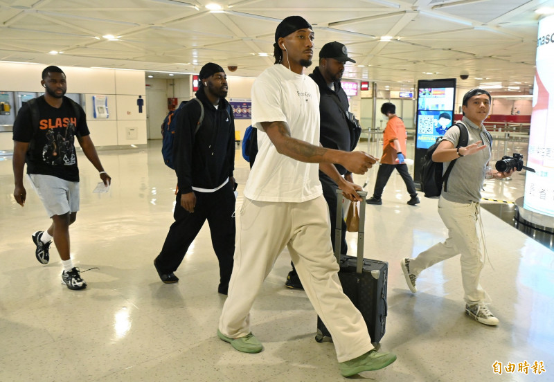 快艇球星雷納德29日下午抵台，在桃園機場受到球迷熱烈歡迎。（記者劉信德攝）