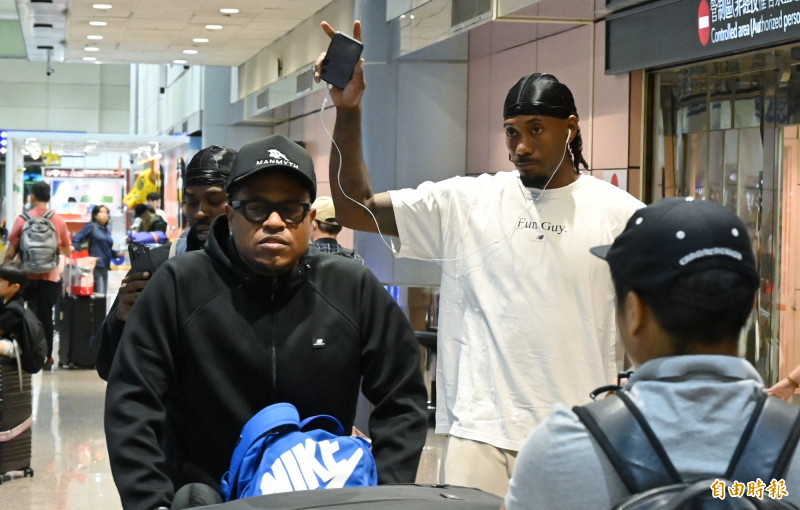 快艇球星雷納德29日下午抵台，在桃園機場受到球迷熱烈歡迎。（記者劉信德攝）