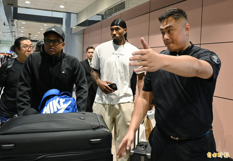 快艇球星雷納德29日下午抵台，在桃園機場受到球迷熱烈歡迎。（記者劉信德攝）