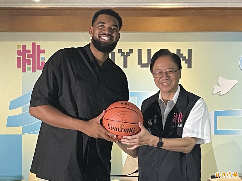 NBA紐約尼克隊球星湯斯拜訪桃園市長張善政，Towns將籃球簽名後送給張善政。（記者謝武雄攝）