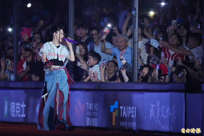 徐若瑄受邀擔任味全龍賽後演唱嘉賓，與球迷熱情互動。（記者陳逸寬攝）