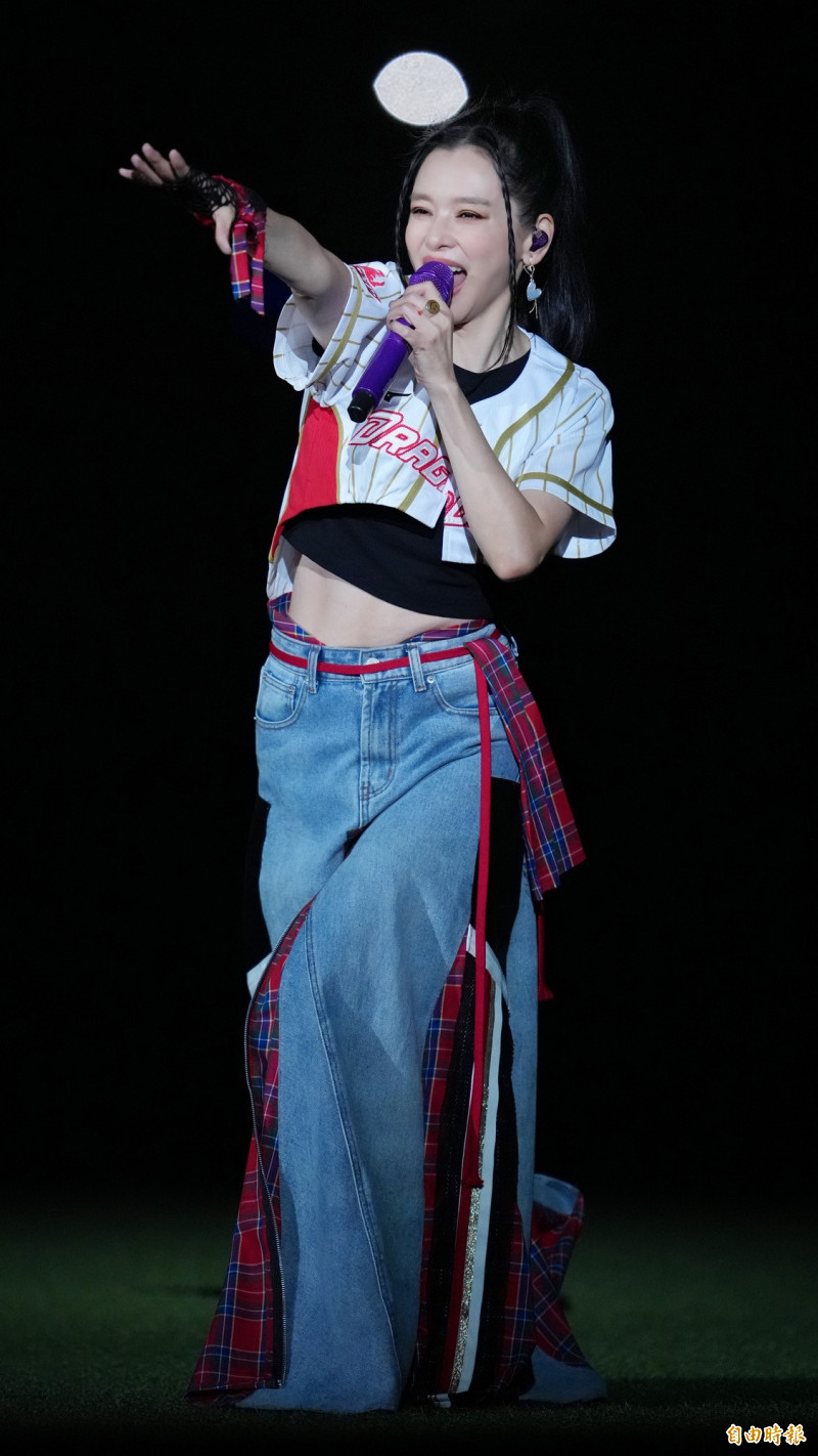 徐若瑄最後以投球動作作為Ending Pose，為演出畫下完美句點。（記者陳逸寬攝）