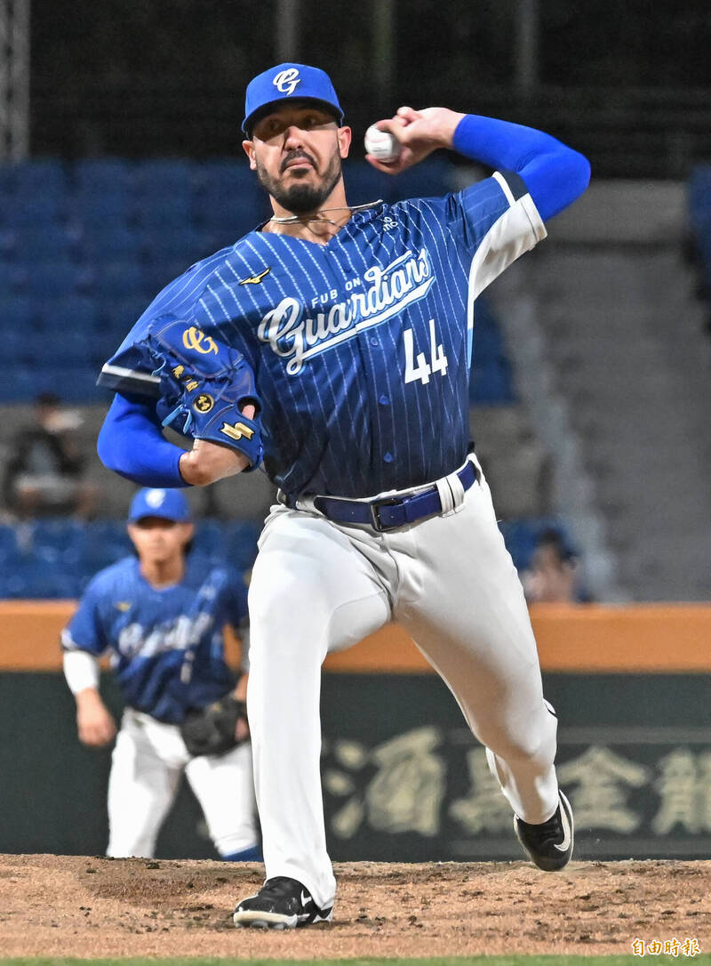 富邦悍將先發投手魔力藍。（記者陳志曲攝）