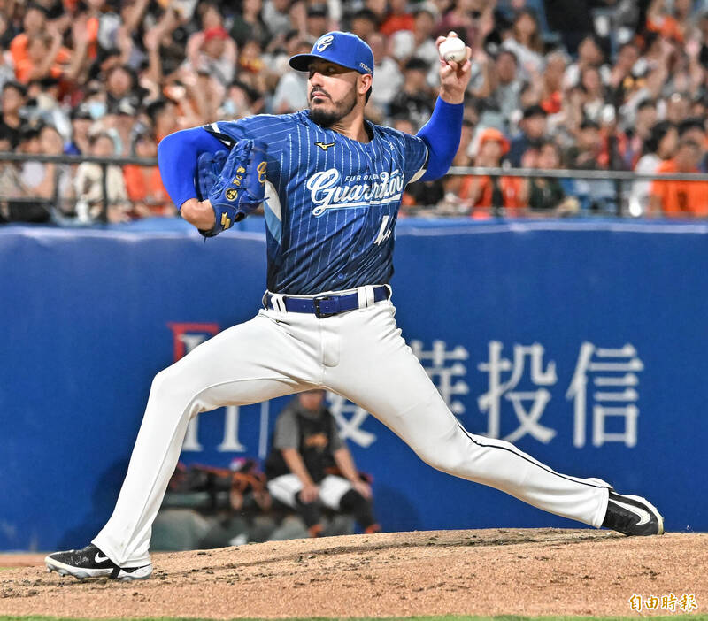 富邦悍將先發投手魔力藍。（記者陳志曲攝）