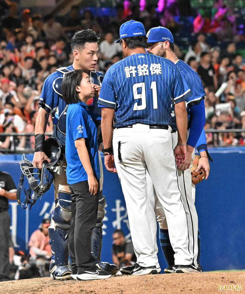 富邦悍將先發投手魔力藍亂流掉分。（記者陳志曲攝）