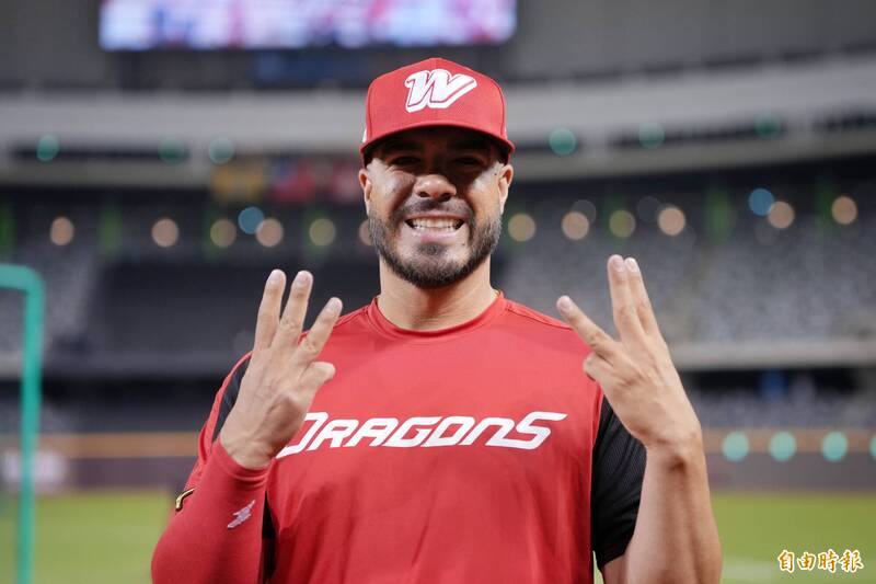 味全龍新洋投鎛銳。（記者陳逸寬攝）