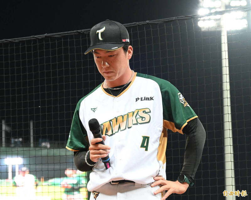 小野寺賢人難過擦拭眼淚。（記者李惠洲攝）