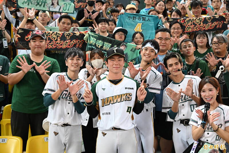 小野寺賢人與球迷告別歡送會後大合影。（記者李惠洲攝）