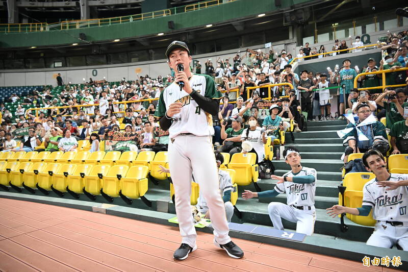 小野寺賢人與球迷一起唱愛我別走。（記者李惠洲攝）