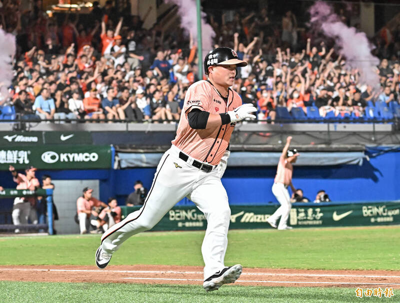 統一獅胡金龍敲出一壘安打，帶有一分打點。（記者陳志曲攝）