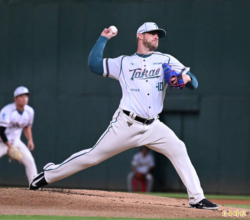 台鋼洋投後勁。（記者李惠洲攝）