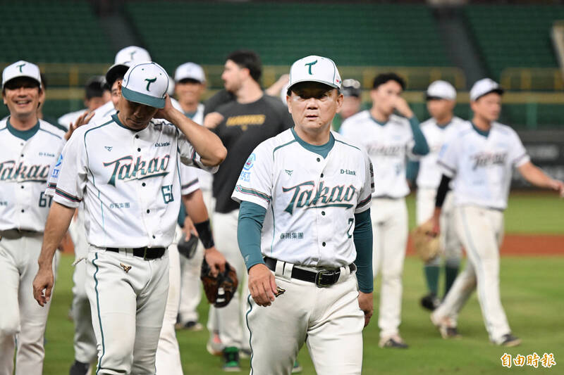 台鋼雄鷹洋投洪一中。（記者李惠洲攝）