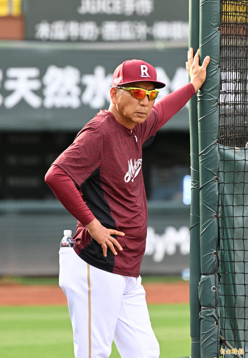 樂天桃猿總教練古久保健二。（記者李惠洲攝）