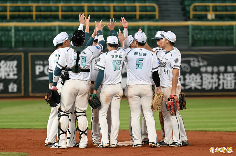 台鋼雄鷹獲勝。（記者李惠洲攝）