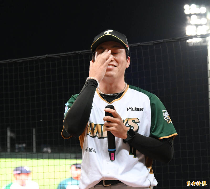 小野寺賢人難過擦拭眼淚。（記者李惠洲攝）