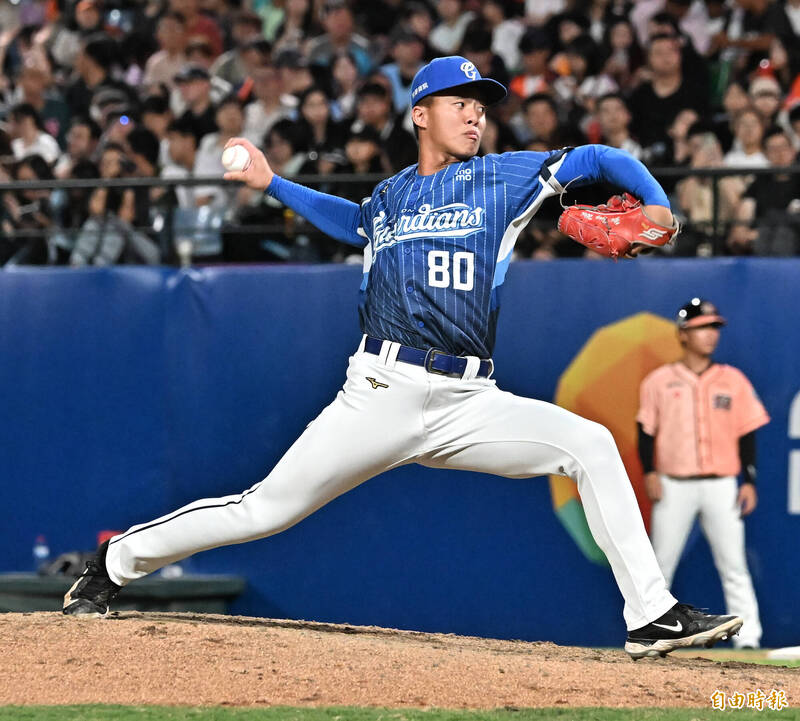 富邦悍將游霆崴接替投球。（記者陳志曲攝）