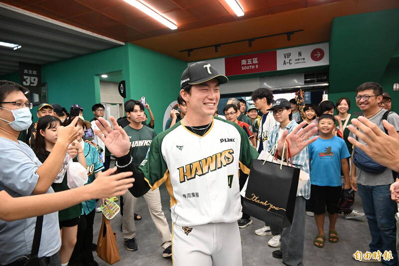 小野寺賢人與球迷擊掌。（記者李惠洲攝）
