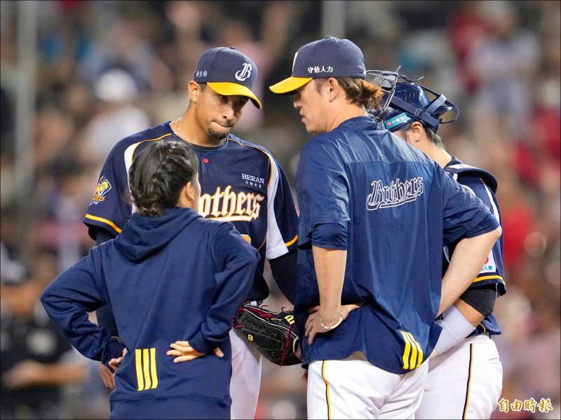 兄弟柯威士先發1.2局被打爆，提前退場。（記者陳逸寬攝）
