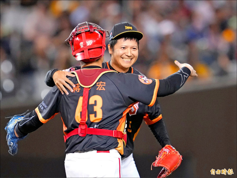 龍隊陳禹勳本季可望達成600場出賽里程碑。（記者陳逸寬攝）