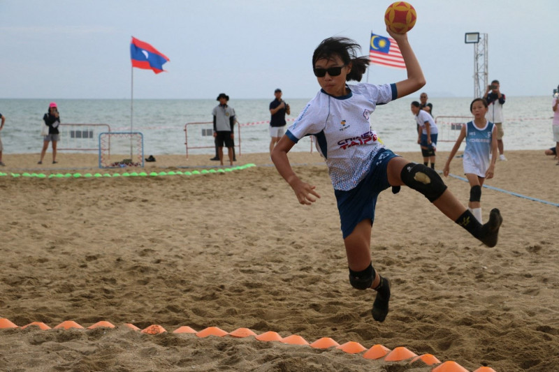 2025年世界盃青少年沙灘巧固球錦標賽採沙灘場地，對選手的爆發力與控制力是嚴峻考驗。圖為隊員梁珈寧。（教育局提供）