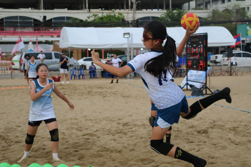 2025年世界盃青少年沙灘巧固球錦標賽採沙灘場地，對選手的爆發力與控制力是嚴峻考驗。圖為隊員鄭茵朵。（教育局提供）