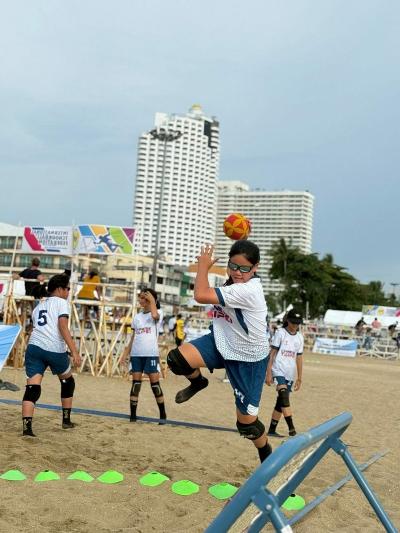 2025年世界盃青少年沙灘巧固球錦標賽採沙灘場地，對選手的爆發力與控制力是嚴峻考驗。圖為隊長吳永約。（教育局提供）