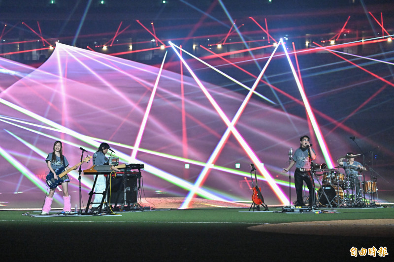 美秀集團賽後演唱八首歌曲，讓球迷感受到滿滿的誠意，享受美秀集團的歌唱饗宴。（記者陳志曲攝）