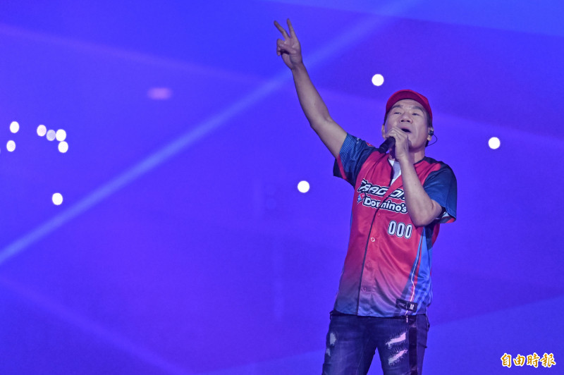 實力派唱將趙傳賽後演唱「我很醜可是我很溫柔」、「我是一隻小小鳥」等經典歌曲。（記者陳志曲攝）