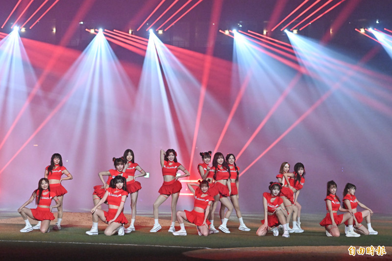 味全龍啦啦隊小龍女賽後演出新曲「CRUSH」。（記者陳志曲攝）