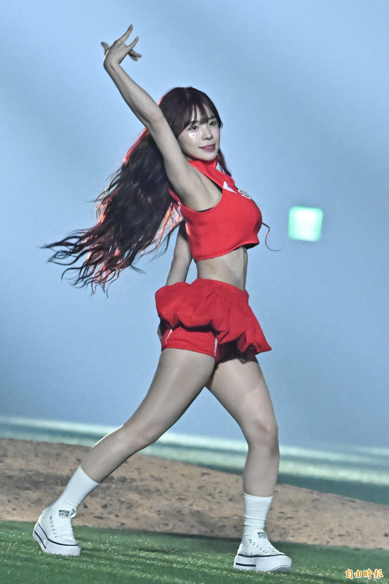味全龍啦啦隊小龍女李多慧。（記者陳志曲攝）