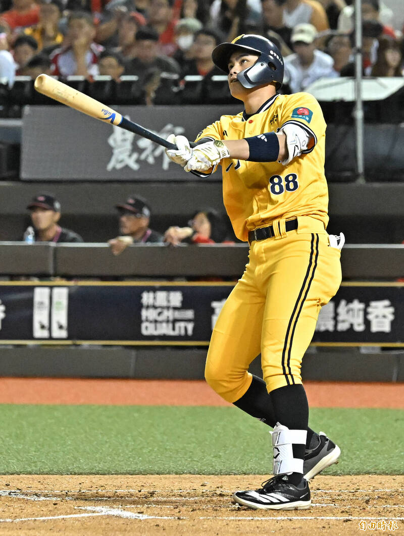 中信兄弟宋晟睿敲出二分全壘打。（記者陳志曲攝）