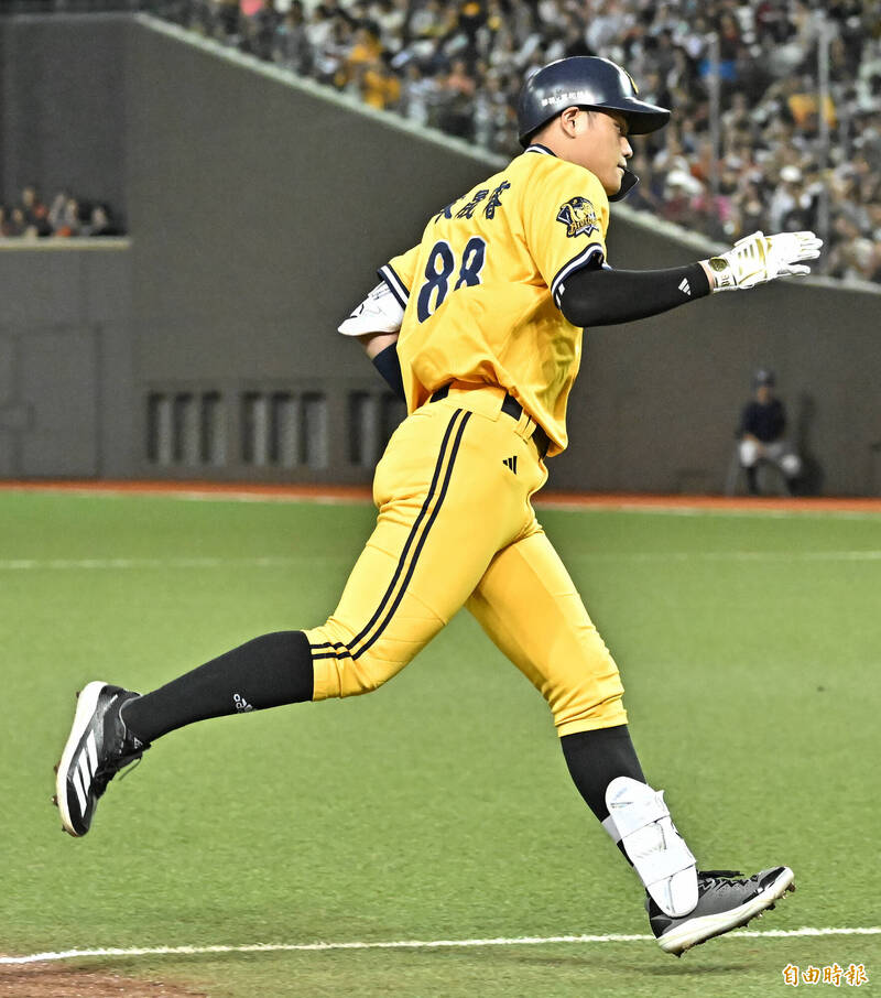 中信兄弟宋晟睿敲出二分全壘打。（記者陳志曲攝）