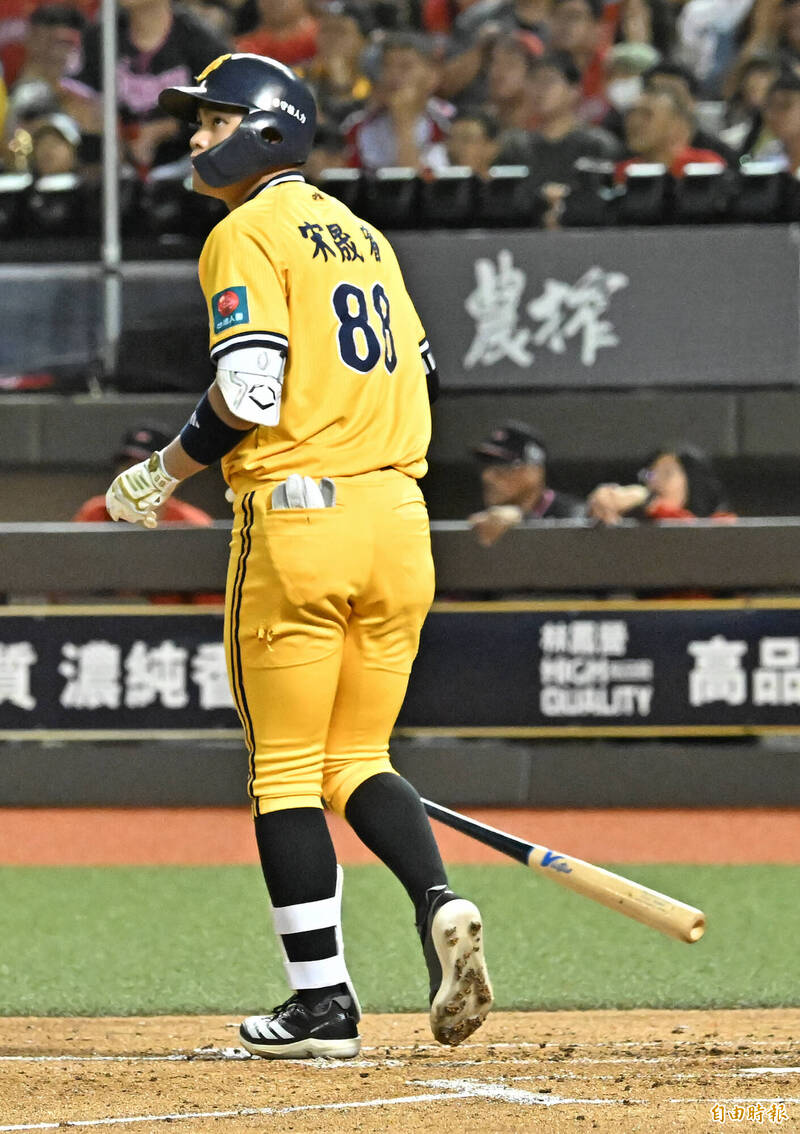中信兄弟宋晟睿敲出二分全壘打。（記者陳志曲攝）