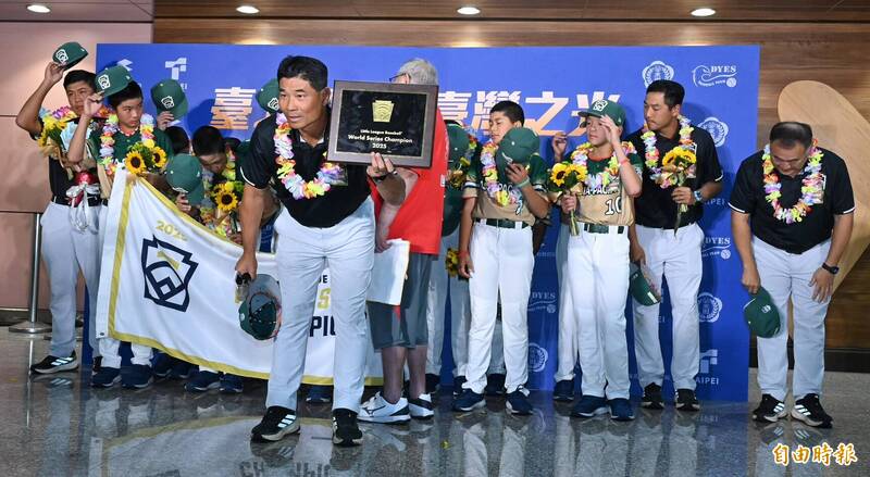 代表台灣出征威廉特波世界少棒奪冠的東園國小少棒隊今晚凱旋歸國，在桃園機場受到熱烈歡迎。（記者劉信德攝）