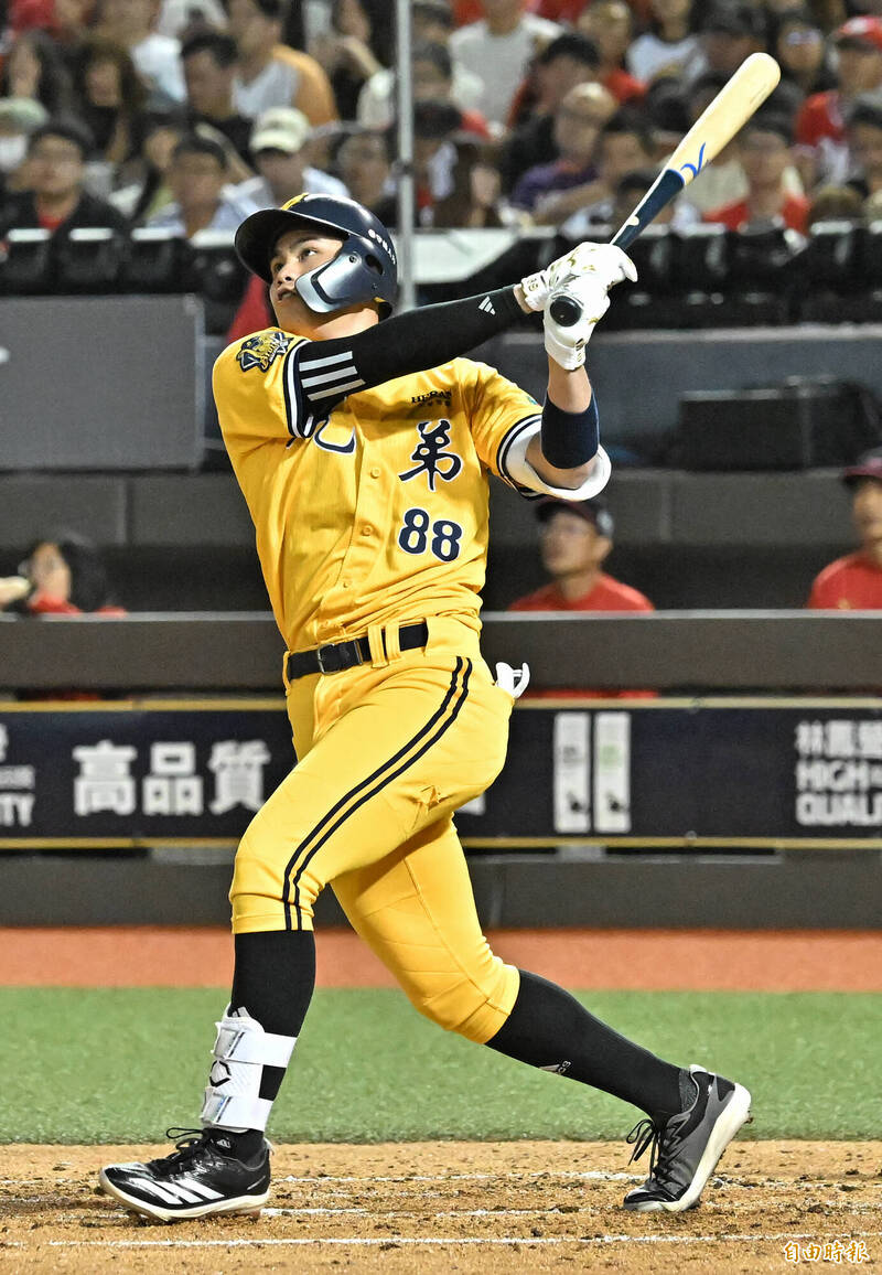 中信兄弟宋晟睿敲出二分全壘打。（記者陳志曲攝）