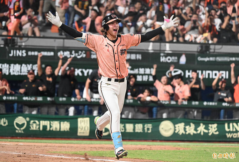 林佳緯敲出再見安打。（記者林正堃攝）