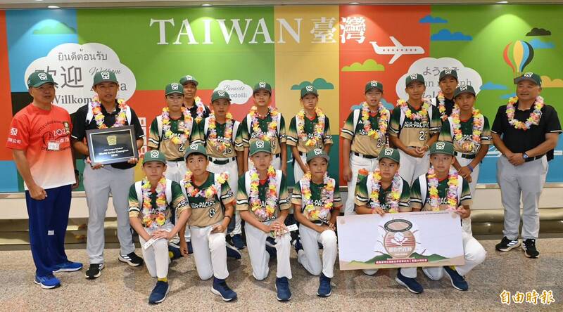 代表台灣出征威廉特波世界少棒奪冠的東園國小少棒隊今晚凱旋歸國，在桃園機場受到熱烈歡迎。（記者劉信德攝）