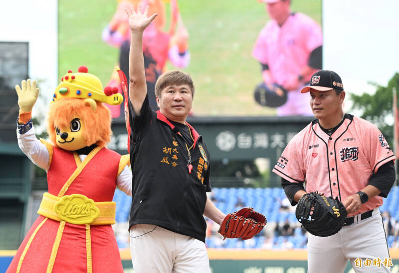 統一獅今天借用新莊當主場迎戰富邦悍將，舉行「良緣神助宮」主題日，邀請綜藝天王胡瓜擔任開球嘉賓。（記者林正堃攝）