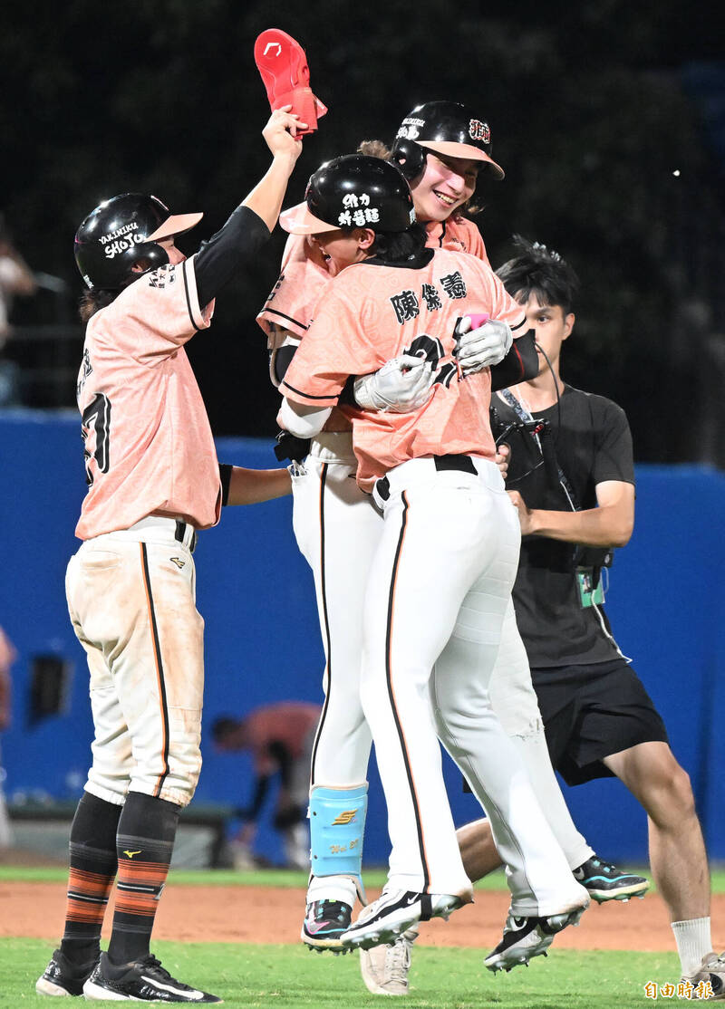 林佳緯和陳傑憲擁抱慶祝。（記者林正堃攝）