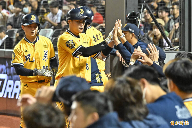 中信兄弟宋晟睿敲出二分全壘打。（記者陳志曲攝）