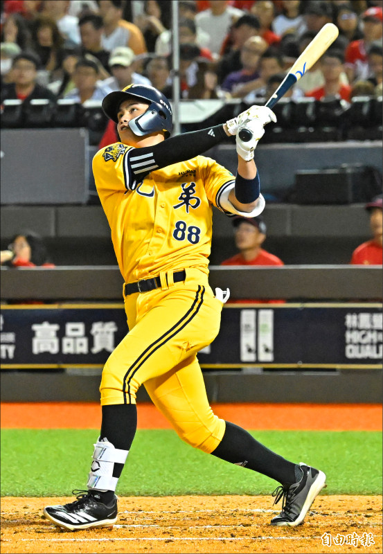 林暉盛扛住1指包袱 逆風奪首勝