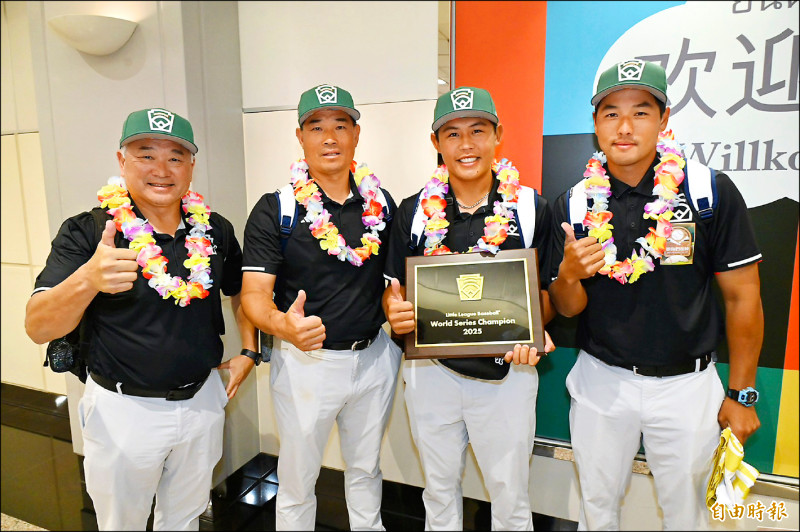 東園少棒教練團帶著冠軍獎座合影。（記者劉信德攝）