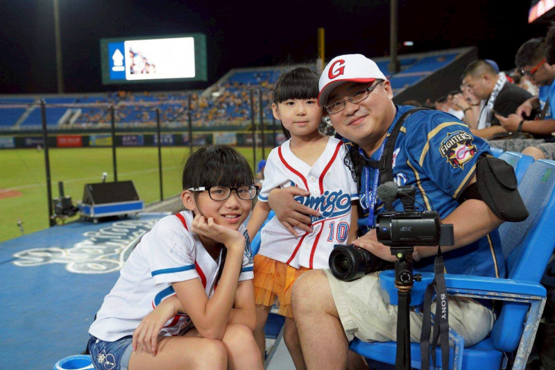死忠Lamigo猿迷攝影師呂佳龍，因為想把喜歡進棒球場看球的女兒拍好，鑽研攝影，從工程師轉行攝影路。（呂佳龍提供）