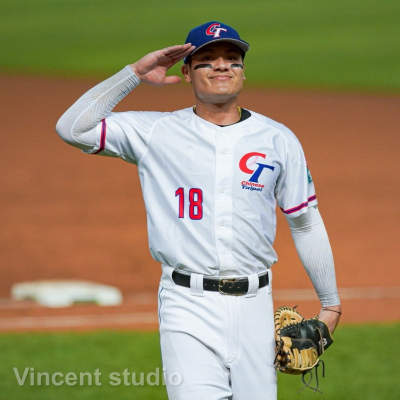 呂佳龍拍攝2023經典賽「國防部長」張育成的上壘敬禮手勢，官方屢作賽事宣傳。（攝影師呂佳龍拍攝）