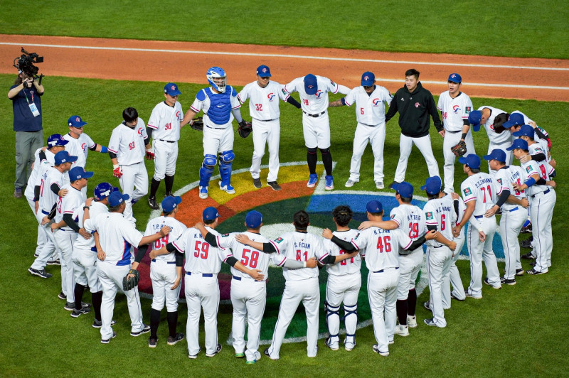 呂佳龍拍攝2023經典賽，台灣隊圍圈加油畫面，官方屢作賽事宣傳。（攝影師呂佳龍拍攝）